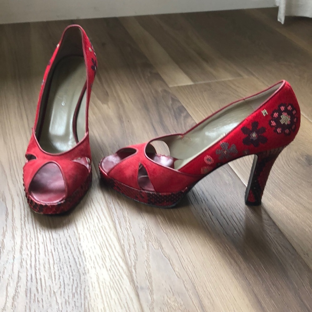 Scorah Pattullo sz 38 suede, embroidered, faux snake skin heel